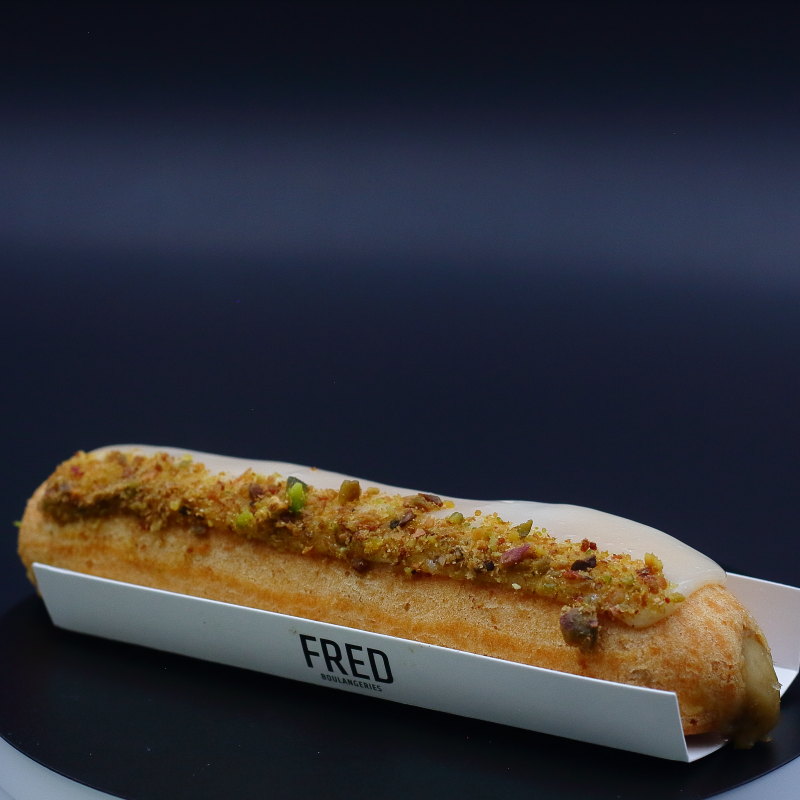 Éclair Pistache – pâte à choux garnie de crème à la pistache de la Maison FRED.