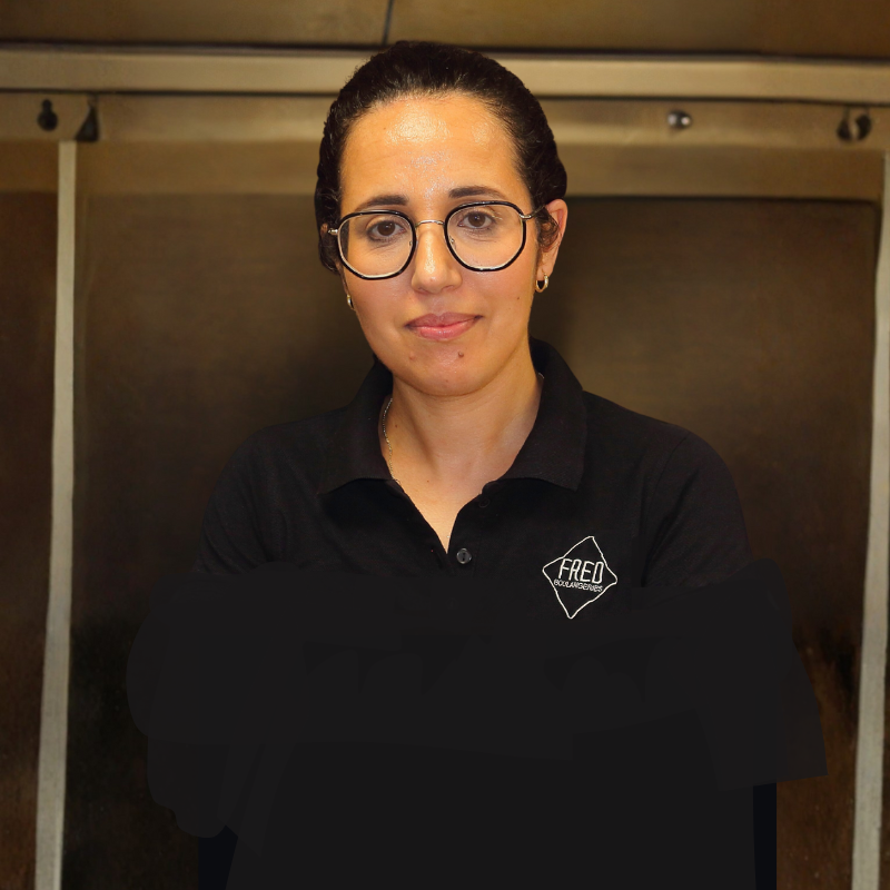 Meriem, cheffe pâtissière de la Maison FRED, artisanne du goût et de la précision.